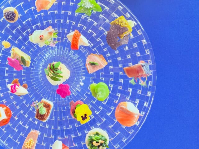 ✨️1日10食限定✨️
【ペティイゾラスペシャリテ 21種類の前菜】🌊

ペティイゾラでは、1日10名様限定で、全てのコースに21種類の前菜をご用意しております🍽️

対象コースはこちら✨(税込価格です)
・パスタコース　4,400円
・イゾラコース　5,800円
・Anniversaryコース　8,800円
⁡
コースの詳細はホットペッパーをご覧ください✨️
21種類の前菜をご希望のお客様は、ホットペッパーまたはお電話にてコースをご指定のうえご予約をお願いいたします😊

※お席のみのご予約ではご用意できません。
※仕入れ状況により、前菜の内容は変更となる場合がございます。

🎂お誕生日や記念日には、メッセージ付きチョコレートプレートもご用意できます✨
お気軽にご相談ください！

皆さまのご予約を心よりお待ちしております🌿

 #レストランペティイゾラ 
 #小松島リゾート 
 #徳島グルメ 
 #前菜 
 #小松島